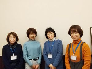 スタッフ4人の集合写真  