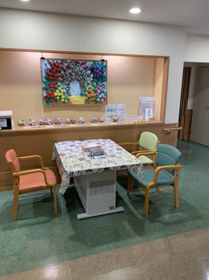 色彩豊かな作品の展示