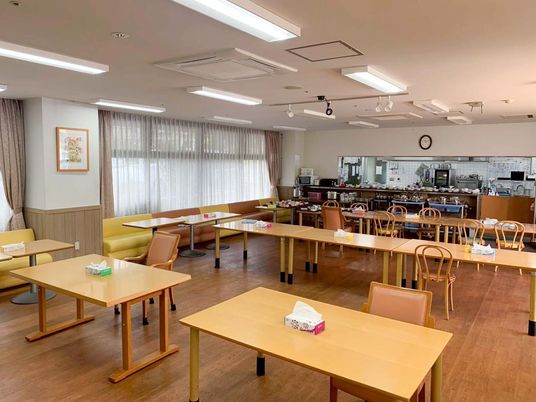 明るく広々とした食堂