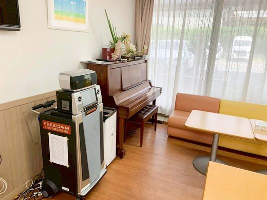 ピアノとテーブルの部屋