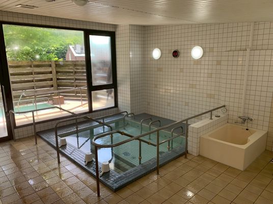 自然光の入る浴室