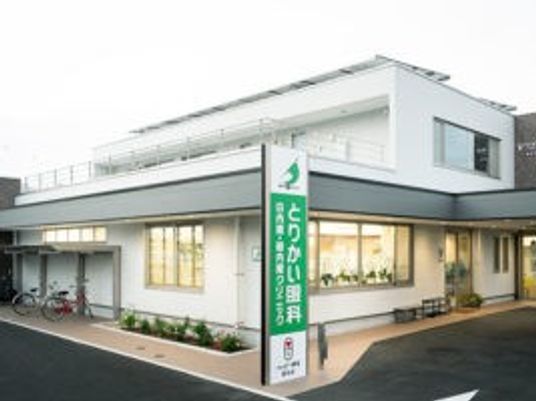 明るい外観の建物  