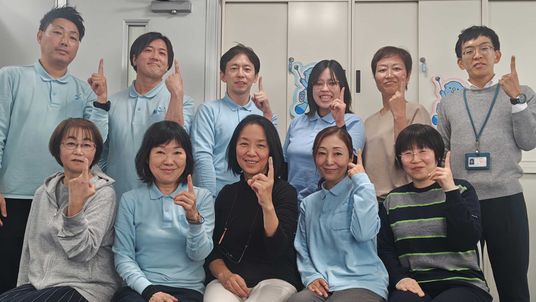 笑顔のスタッフの集合写真