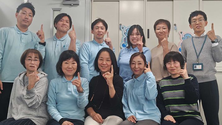 笑顔のスタッフの集合写真
