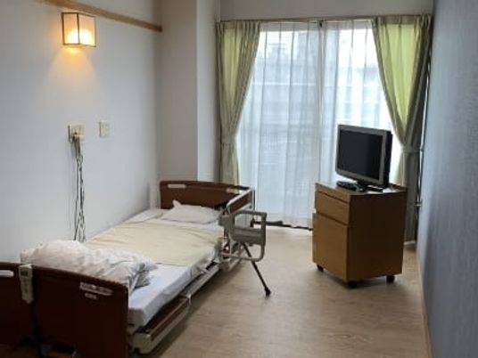 ベッドとテレビの居室  