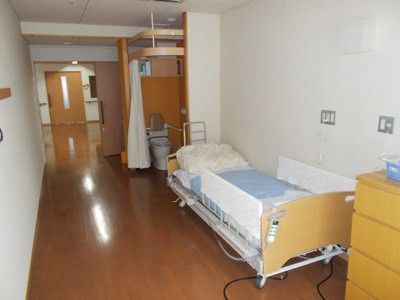 明るい居室と廊下