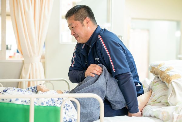 笑顔で支援する介助者