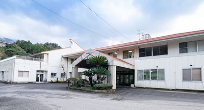 広々とした施設の外観