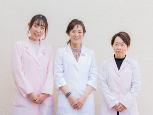 白衣のスタッフ3人  