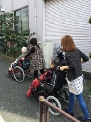 車椅子利用者とスタッフ