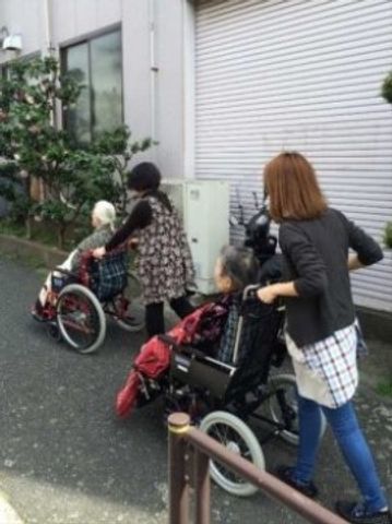 車椅子利用者とスタッフ