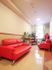 赤いソファのある廊下