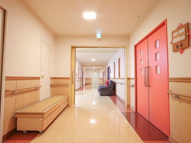 広々とした明るい廊下