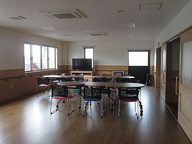 自然光が入るダイニングルーム ダイニングルーム 自然光が心地よい明るい空間です。広々としたテーブルで、コミュニケーションがしやすくなっています。