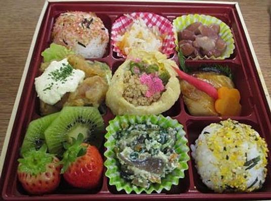 美しい料理が並ぶ容器