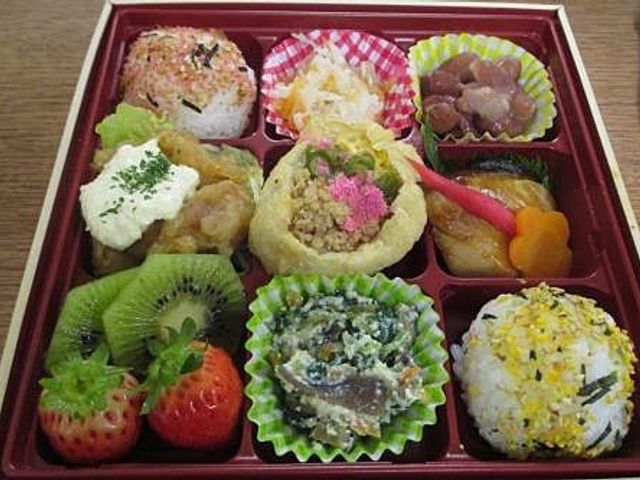 美しい料理が並ぶ容器 料理 多様な食材が詰まった美しい料理です。彩り豊かで食欲をそそります。