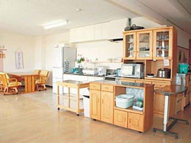明るいキッチン キッチン 広々としたキッチンでは、料理を楽しみながら快適に過ごせます。明るい光が入る作業しやすい空間です。