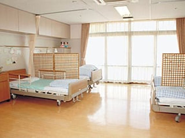 光が差し込む居室 居室 自然光がたっぷり入る居室は、明るく快適に過ごせる空間です。ベッド配置も工夫されています。