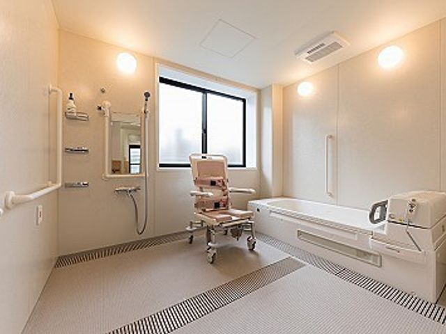 広々とした浴室 浴室 開放感のある広々とした空間で、車椅子の方も安心して入浴できる設備が整っています。