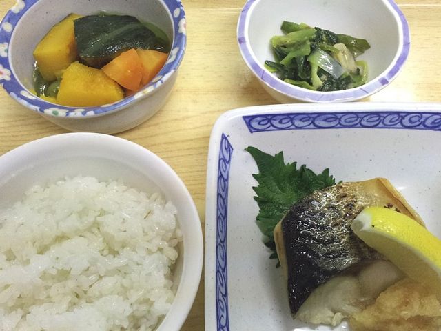 おいしい食事の風景 ダイニングルーム 家庭的で栄養バランスに優れた食事が提供される環境です。和食が好きな方にも満足していただけます。
