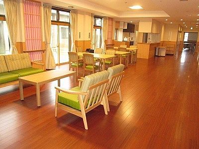 窓が多く明るい共有スペース