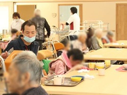 賑わうダイニングルーム