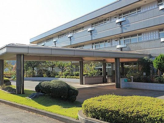 建物前の車寄せ外観  