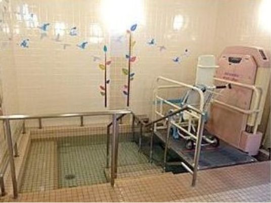 バリアフリー設計の浴室