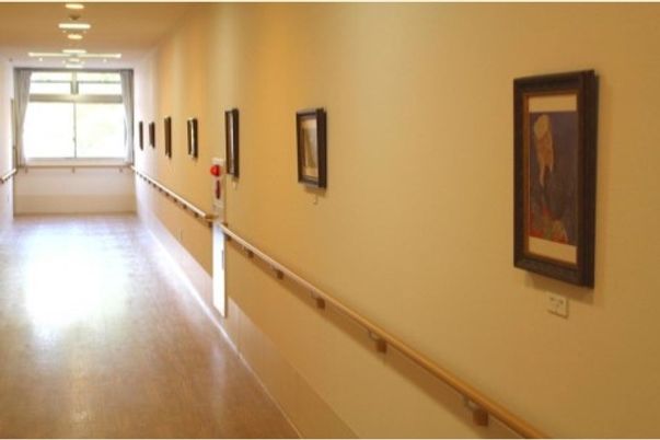 廊下に飾られた絵
