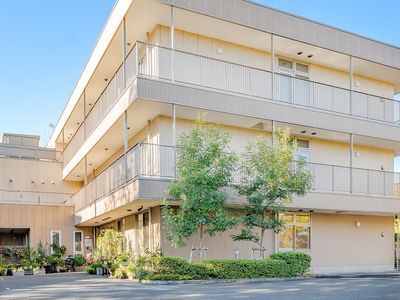 明るい外観の建物