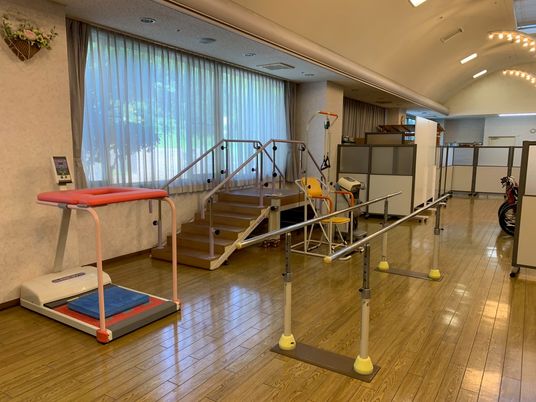 リハビリ器具と階段のある室内