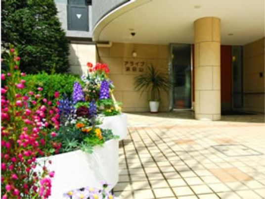 花壇が美しい入り口