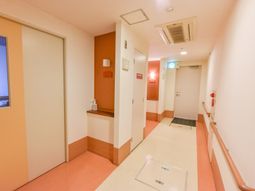 明るい廊下の景色