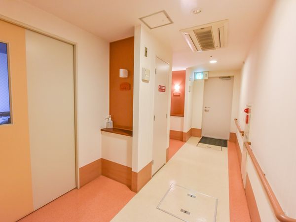 明るい廊下の景色