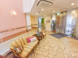 広いロビーのソファーと植物