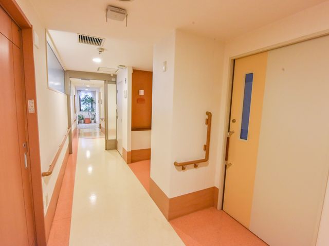 明るい廊下と中庭の見える窓
