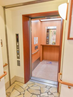 手すり付きエレベーター入口