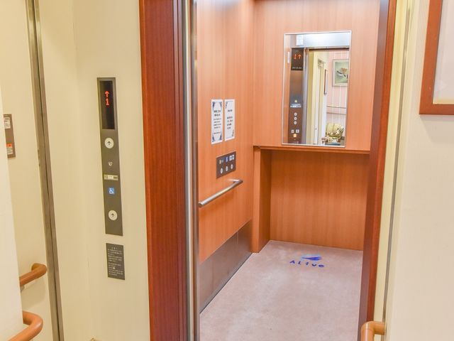 手すり付きエレベーター入口 エレベーター 手すりが設置されたエレベーター入口は、無理なく安全に移動できる設計です。ゆったりとした空間で快適な移動をサポートします。