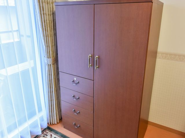 整理された居室の家具 クローゼット 機能性と温かみを兼ね備えた家具が配置された居室です。周囲は清潔感があり、落ち着ける空間になっています。
