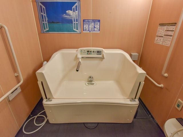 バリアフリー設計の浴室
