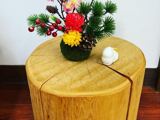 切り株風の台と花の飾り  