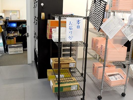 お届け物棚が並ぶ廊下  