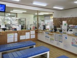 明るい受付のあるロビー  
