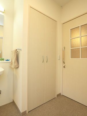 明るい居室のクローゼット