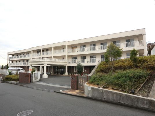 広々としたエントランス外観