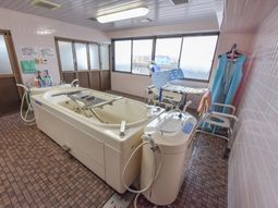 明るい浴室の一角