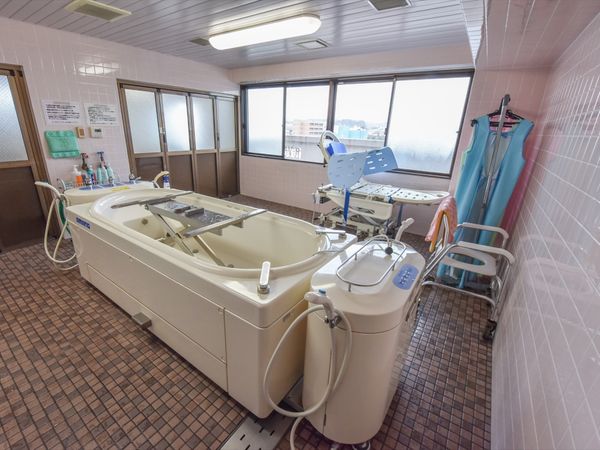 明るい浴室の一角