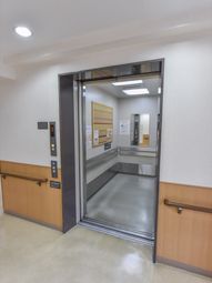 開いたエレベーターの扉