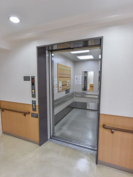 開いたエレベーターの扉