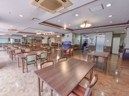広々とした明るい食堂